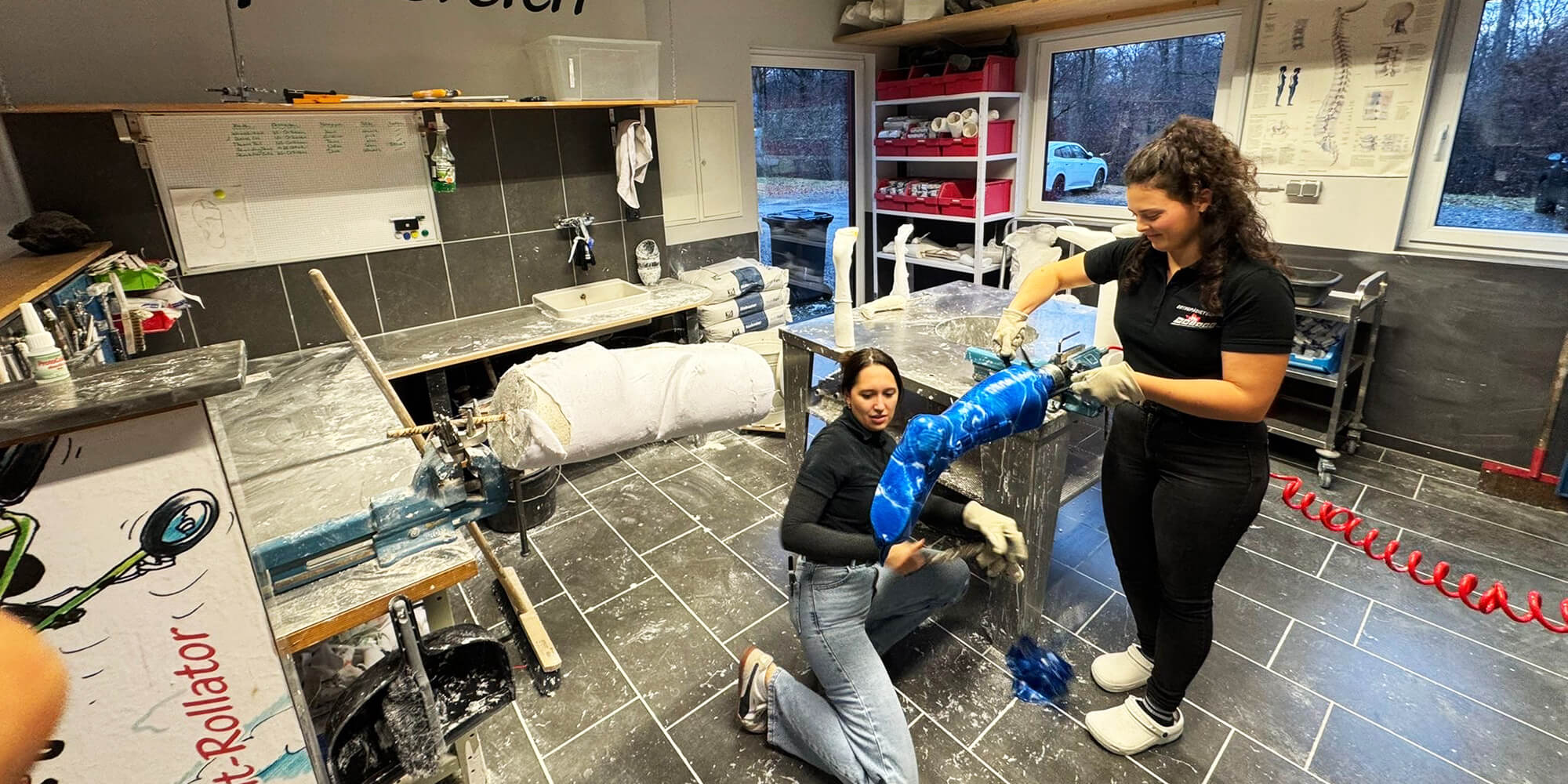 Manuelle Anpassung einer Orthese während der handwerklichen Fertigung.